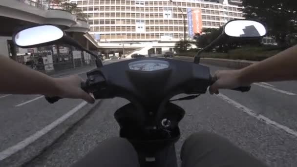 Точка зрения езды на велосипеде на деловой улице в Синдзюку — стоковое видео