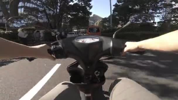 Un punto di vista di guida in bicicletta presso la strada commerciale di Shinjuku — Video Stock