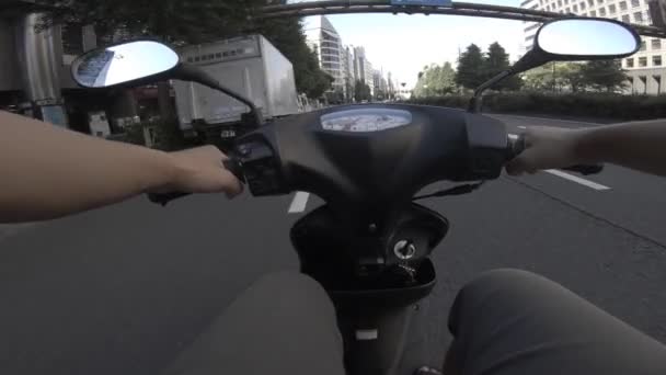 Sebuah sudut pandang mengemudi dengan sepeda motor di jalan bisnis di Shinjuku — Stok Video