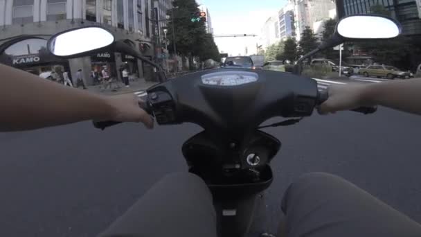 Un point de vue de la conduite à vélo dans la rue des affaires à Shinjuku — Video