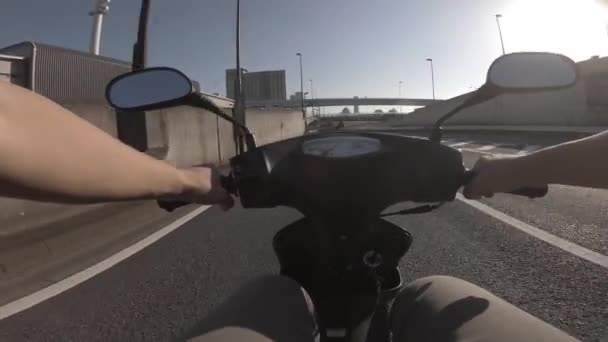 Een standpunt van het rijden met de fiets op Wangan avenue in Tokio — Stockvideo