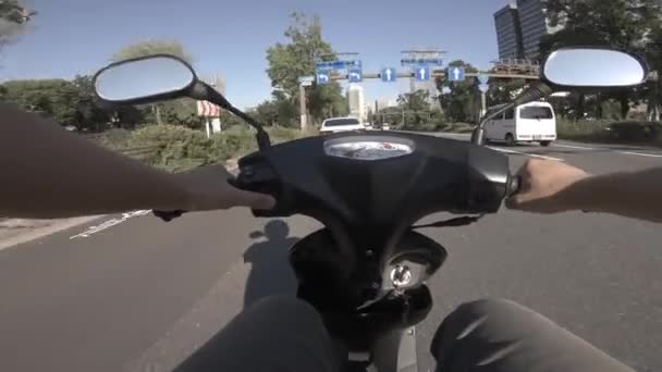 Точка зрения езды на велосипеде по проспекту Утибори в Токио — стоковое видео