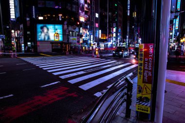 Roppongi Tokyo 'da neon bir sokak.