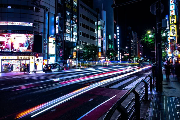 Eine nächtliche Neon-Straße in Roppongi Tokyo Weitwinkelaufnahme — Stockfoto
