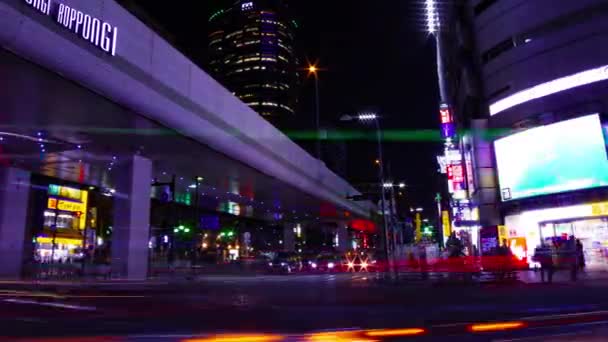 En natt timelapse av neon gatan i Roppongi Tokyo bred skott panorering — Stockvideo