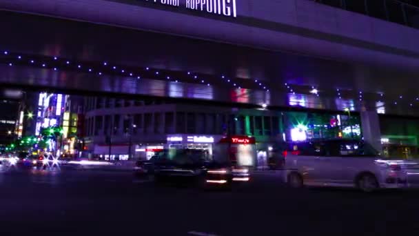 En natt timelapse av neon gatan i Roppongi Tokyo bred skott panorering — Stockvideo