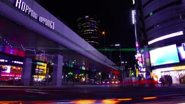 Nocny timelapse neonowej ulicy w Roppongi Tokio szeroki strzał tilt — Wideo stockowe