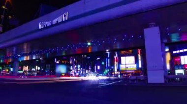 Roppongi Tokyo 'daki neon sokağının gece zoom' u
