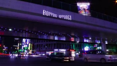 Roppongi Tokyo 'daki neon sokağının gece zoom' u