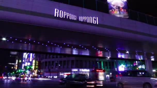 Een avond timelapse van de neon straat in Roppongi Tokio wijd shot zoom — Stockvideo