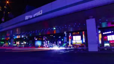 Roppongi Tokyo 'daki neon sokağının gece görüntüsü.