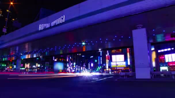Een avond timelapse van de neon straat in Roppongi Tokio wijd shot — Stockvideo
