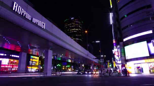 Noční čas neonové ulice v širokém záběru Roppongi Tokyo — Stock video