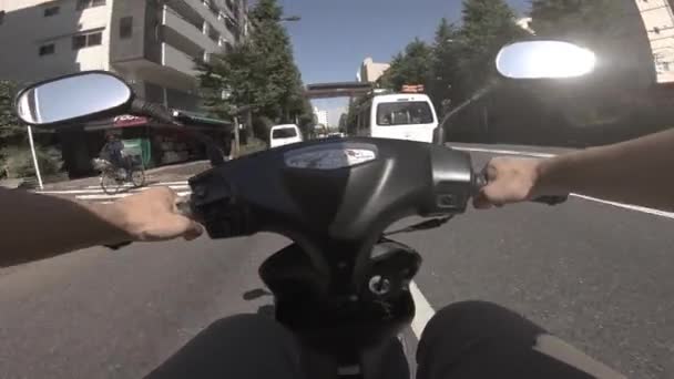 Eine Sichtweise des Fahrens mit dem Fahrrad auf der Oume Avenue in Tokio — Stockvideo