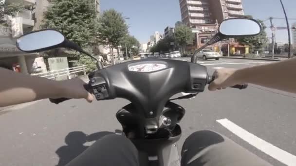 Een standpunt van het rijden met de fiets op Oume avenue in Tokyo — Stockvideo