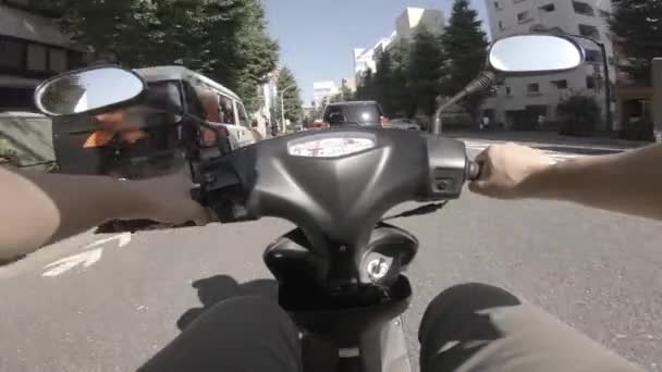 En synvinkel av körning med cykel på Oume avenue i Tokyo — Stockvideo