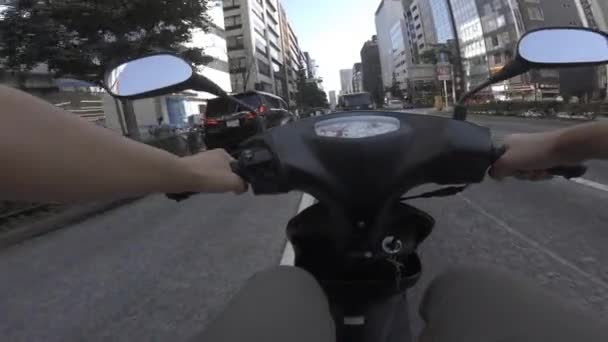 Un punto de vista de la conducción en bicicleta en la calle de la ciudad en Tokio — Vídeos de Stock