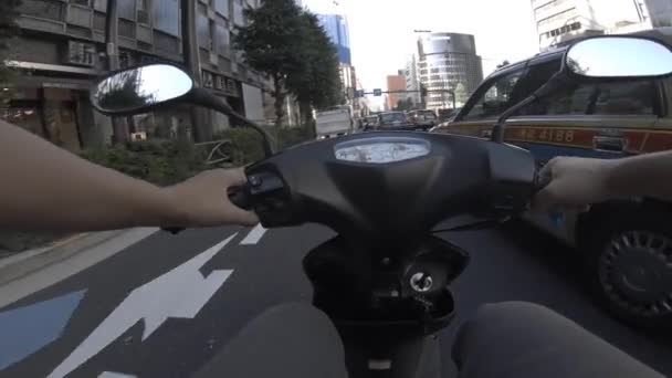 A kilátás a kerékpáros vezetés a város utcájában Tokióban — Stock videók