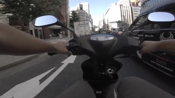 Un punto de vista de la conducción en bicicleta en la calle de la ciudad en Tokio — Vídeos de Stock