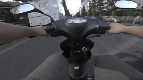 Een standpunt van het rijden met de fiets op Meiji avenue in Tokio — Stockvideo