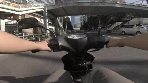 Biciklivel való vezetés szempontja a Meiji sugárúton Tokióban — Stock videók