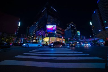 Gece Ginza Tokyo 'da şehir merkezinde bir sokak