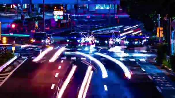 아오야마 시의 도시 거리의 야간 시간 여행자긴 샷 패닝 — 비디오