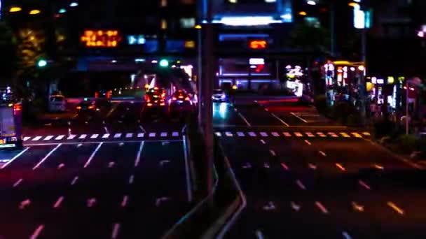 Uma cronologia noturna da rua urbana em miniatura em Aoyama tiltshift panning — Vídeo de Stock