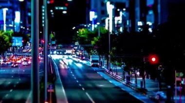 Aoyama 'daki minyatür şehir caddesinin gece vardiyası.