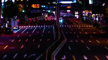 Aoyama 'daki minyatür şehir caddesinin gece vardiyası.