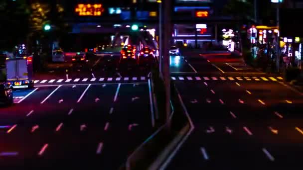 Une chronométrage nocturne de la rue urbaine miniature d'Aoyama zoom — Video