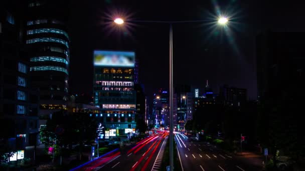 Un lapso de tiempo nocturno de la calle urbana de la ciudad en Aoyama panorámica de tiro ancho — Vídeos de Stock