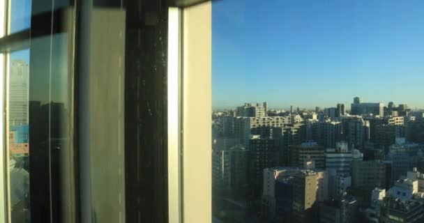 Un paisaje urbano desde el ascensor que cae cerca de Tokyodome hotel de la ciudad en Tokio ángulo alto — Vídeos de Stock