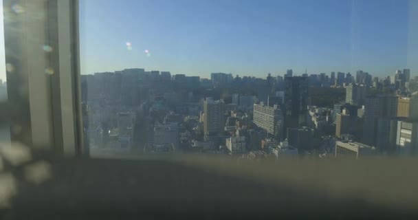 Un paisaje urbano desde el ascensor que cae cerca de Tokyodome hotel de la ciudad en Tokio ángulo alto — Vídeo de stock