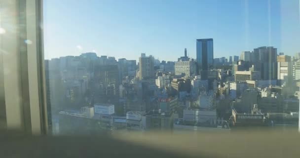 Un paisaje urbano desde el ascensor que cae cerca de Tokyodome hotel de la ciudad en Tokio ángulo alto — Vídeos de Stock