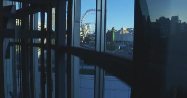 Městská krajina od stoupajícího výtahu v blízkosti Tokijského městského hotelu v Tokiu — Stock video