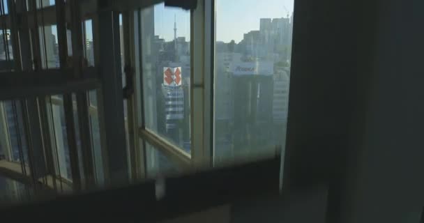 Un paisaje urbano desde el ascensor ascendente cerca de Tokyodome hotel de la ciudad en Tokio ángulo alto — Vídeos de Stock