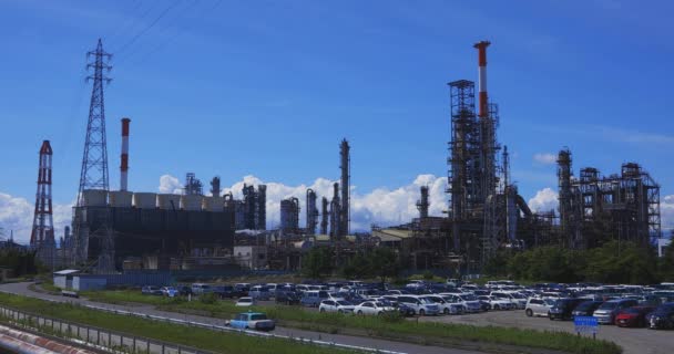 Una zona industrial en Yokkaichi Mie tiro largo — Vídeos de Stock