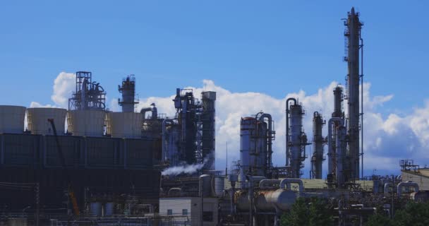 Una zona industrial en Yokkaichi Mie tiro largo — Vídeos de Stock