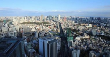 Tokyo 'nun şehir merkezinde panoramik bir şehir manzarası.