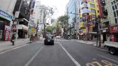 Tokyo 'daki Shibuya' da araba sürme zamanı.