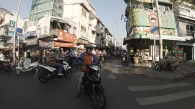 Ho Chi Minh şehir merkezinde trafik sıkışıklığı yavaş ilerliyor.