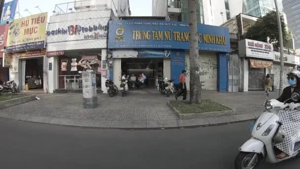 Um movimento lento de engarrafamento no centro da cidade de Ho Chi Minh — Vídeo de Stock