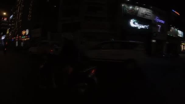 Un atasco de tráfico nocturno en el centro de Ho Chi Minh — Vídeos de Stock