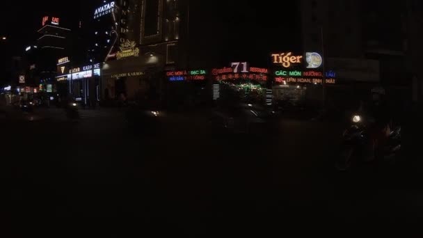 Un atasco de tráfico nocturno en el centro de Ho Chi Minh — Vídeos de Stock