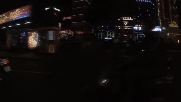 Ho Chi Minh şehir merkezinde gece trafiğinin yavaşlaması. — Stok video