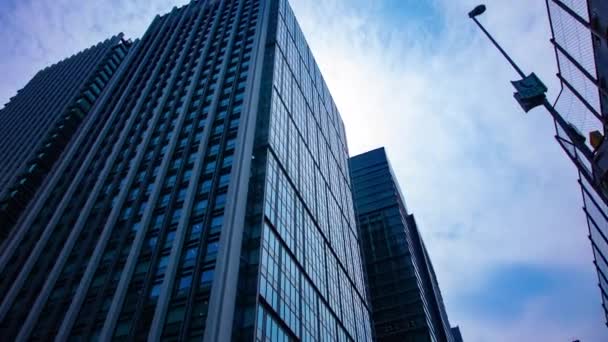 Ruchomy timelapse chmury na biznesowym mieście w Tokio szerokim strzale — Wideo stockowe
