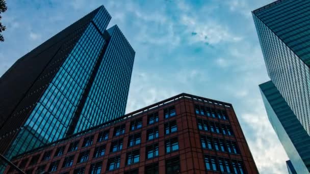 Uma timelapse de nuvem na cidade de negócios em Tóquio zoom de tiro largo — Vídeo de Stock