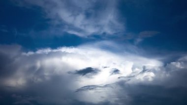 Mavi gökyüzündeki bulutun zaman çizelgesi.