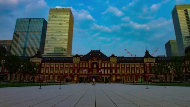 Timelapse ludzi i chmura przed Tokio stacją szeroki strzał zoom — Wideo stockowe